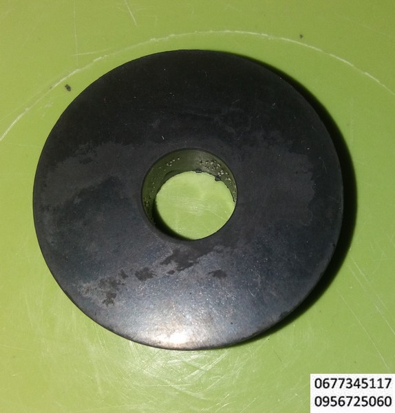 Шайба резиновая, изолятор, деталь  ЖБИК 711 142 502, соответствует ТУ 38-105376-82 , ТУ 38 105 376-82, амортизатор вибрации, шайба резиновая 40х12х10, рти электродвигатель АЭ 92-4,  Асинхронные трехфазные электродвигатели типа АЭ92-4, электродвигатели взрывозащищенные шайба изоляционная, шайба уплотнительная, уплотняющий сальник на коробке выводов, разделительное уплотнение, резиновые шайбы для морских систем,шайба кабельной муфты,плдушка для виброплит,подкладка стойки амортизатора, уплотнитель кабельного ввода,олх,гидрощита пэд,диафрагма гидрозащиты,прокладка под изолятор, изделия резиновые технические, резинотехнические изделия, Резиновая шайба жатки комбайна Claas Dominator, Protector, Senator, Matador, Cosmos, Compact, Corsar. Диаметр - 10.5 мм, толщина - 7 мм. ОЕМ номера 610363.0, 000610363.0.Уменьшает повреждения детали и улучшает соединение с прокладкой, выполняет функцию, уплотнителя. Используется для замены изношенной или поврежденной детали в ходе ремонтно-восстановительных работ.Шайба представляет собой резиновое изделие с круглым отверстием в центре. Ее подкладывают под головку болта, шурупа или винта, а также под гайку.Резиновая шайба для тестоделителя-округлителя PREMIO,Производитель: Bongard (Франция),Код: AF5431848,Резиновая прокладка (шайба) с фиксатором, для установки в соответствующий паз нижней штанги. Требуется для крепления катушки к нижней штанге. Подходит для всех моделей металлоискателей производства XP.